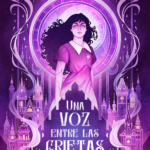 Es la portada de Una voz entre las grietas de Maeva Nieto Piñero. Toda la imagen está coloreada en diferentes tonos de violetas, siendo el color predominante. La figura central es una chica joven de piel muy blanca con una larga melena negra y muy rizada. Mira al frente con expresión seria y decidida. Lleva un vestido lila de corte sencillo, estilo de los años treinta, de manga corta. En el brazo que se ve, hay una serie de grietas que lo recorren de arriba abajo. También lleva un colgante con la estrella de David. Tras ella se ve la enorme esfera del Reloj Astronómico de Praga como si fuese una luna llena. Y bajo ella hay una silueta triangular con picos escalonados en los lados que es la fachada de la Sinagoga Nueva-Vieja. El título se encuentra dentro de este triángulo. Los laterales inferiores de la imagen están llenos de pequeños edificios de techos puntiagudos, formando el skyline de la ciudad. De ellos sale un humo blanquecino que se alza hasta un cielo estrellado. En lo alto del todo con decoración estilo art nouveau se encuentra el nombre de le autore.