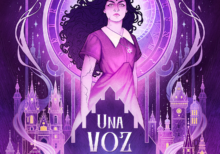Es la portada de Una voz entre las grietas de Maeva Nieto Piñero. Toda la imagen está coloreada en diferentes tonos de violetas, siendo el color predominante. La figura central es una chica joven de piel muy blanca con una larga melena negra y muy rizada. Mira al frente con expresión seria y decidida. Lleva un vestido lila de corte sencillo, estilo de los años treinta, de manga corta. En el brazo que se ve, hay una serie de grietas que lo recorren de arriba abajo. También lleva un colgante con la estrella de David. Tras ella se ve la enorme esfera del Reloj Astronómico de Praga como si fuese una luna llena. Y bajo ella hay una silueta triangular con picos escalonados en los lados que es la fachada de la Sinagoga Nueva-Vieja. El título se encuentra dentro de este triángulo. Los laterales inferiores de la imagen están llenos de pequeños edificios de techos puntiagudos, formando el skyline de la ciudad. De ellos sale un humo blanquecino que se alza hasta un cielo estrellado. En lo alto del todo con decoración estilo art nouveau se encuentra el nombre de le autore.